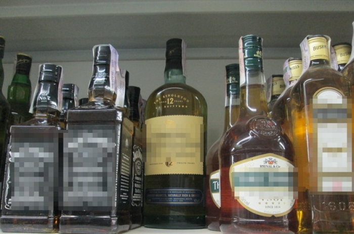 Правоохоронці знайшли підозрюваного у крадіжці елітного алкоголю з супермаркету в Ужгороді